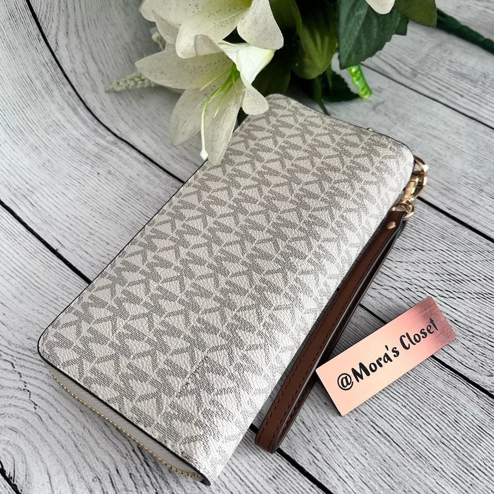 🦋Michael Kors Large Continental Wallet/Wristlet Vanilla